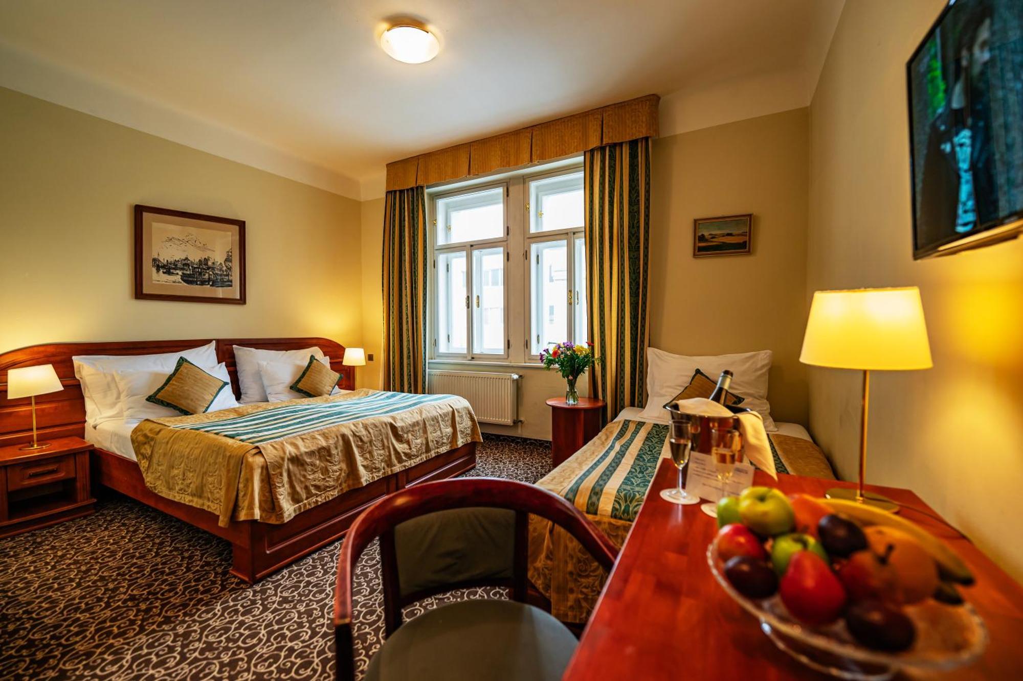 Hotel U Divadla - Czech Leading Hotels Prag Dış mekan fotoğraf