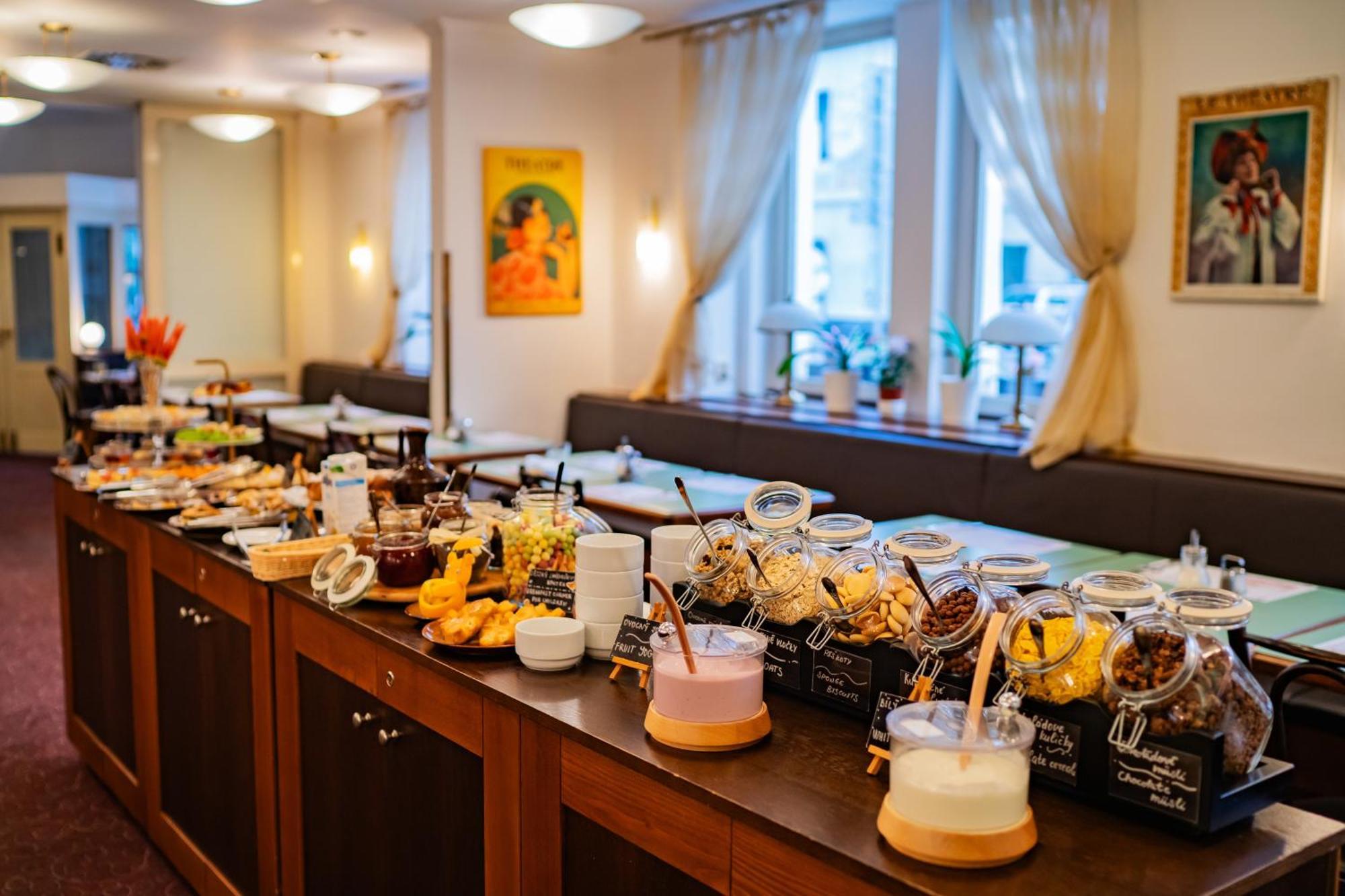 Hotel U Divadla - Czech Leading Hotels Prag Dış mekan fotoğraf