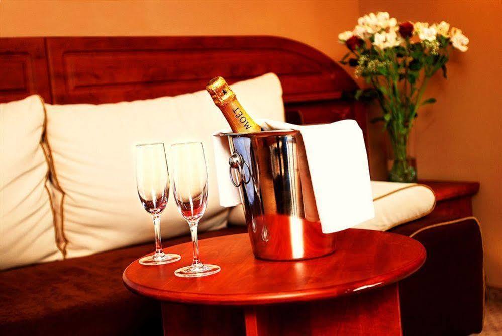 Hotel U Divadla - Czech Leading Hotels Prag Dış mekan fotoğraf