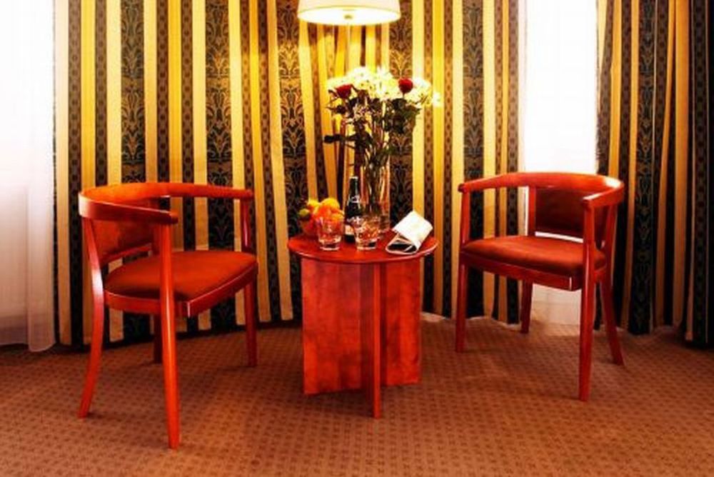 Hotel U Divadla - Czech Leading Hotels Prag Dış mekan fotoğraf